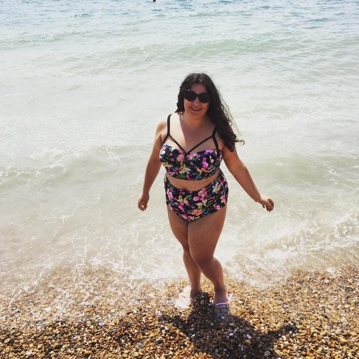 Chica Plus Size en bikini caminando por la playa
