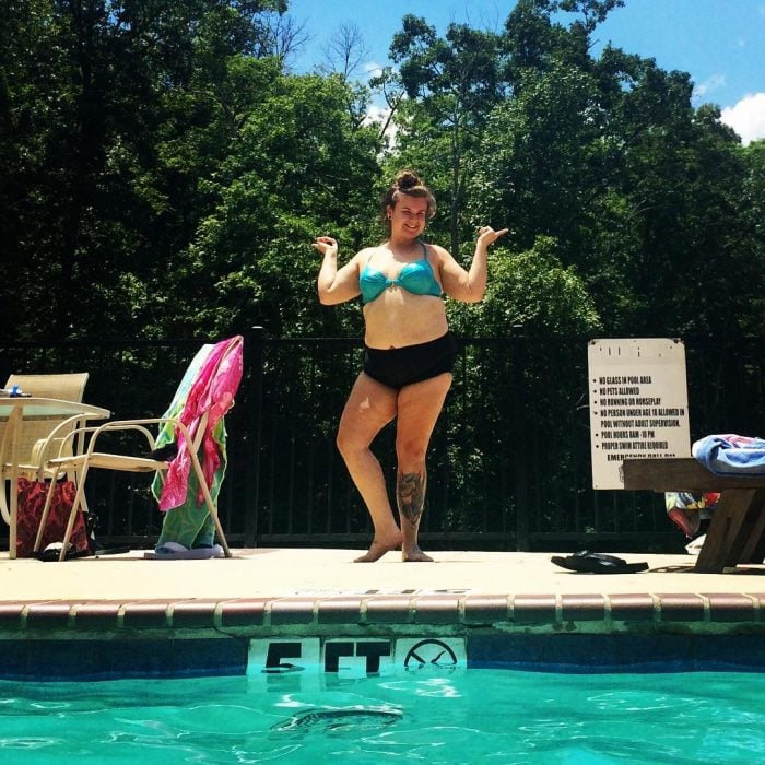 Chica Plus Size en bikini en una piscina 