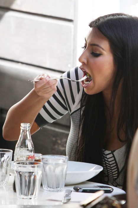 Kim kardashian comiendo ensalada 