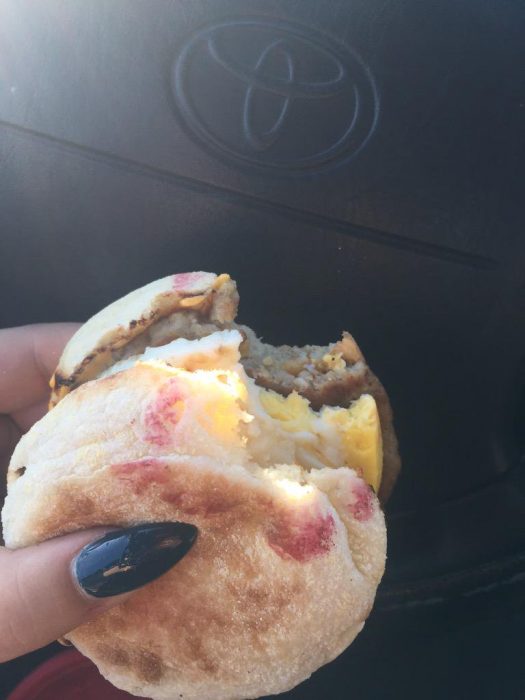 Hamburguesa llena de lápiz labial 