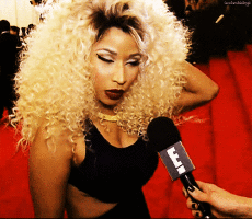GIF Nicki Minaj tocando su cabello 