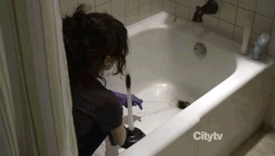 GIF chicas destapando la coladera del baño 