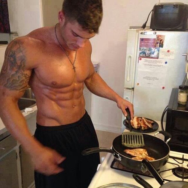 Chico guapo preparando comida 
