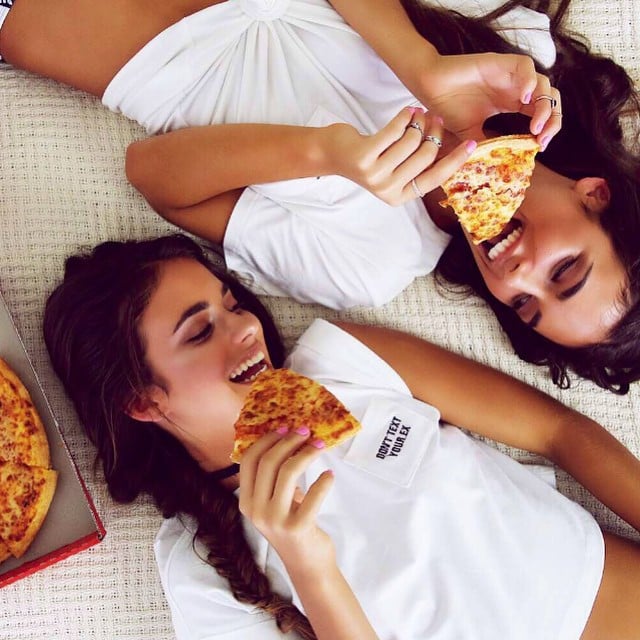 Amigas comiendo pizza 