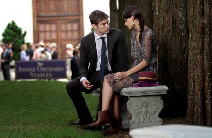 Escena de la serie Gossip Girls. Pareja conversando en un campo 