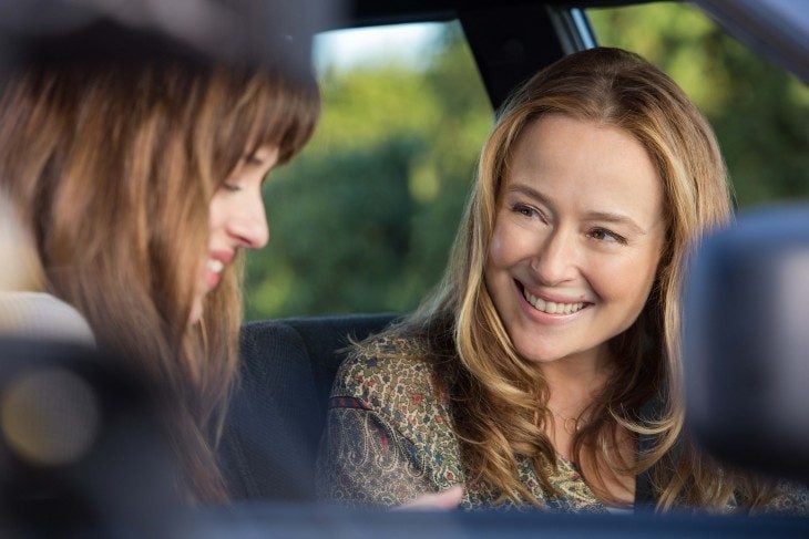 Escena de la película 50 sombras de grey madre e hija en un carro conversando 