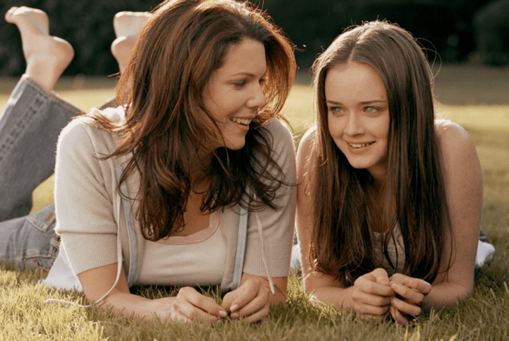 Escena de la serie gilmore girls. Madre e hija sentadas en el pasto