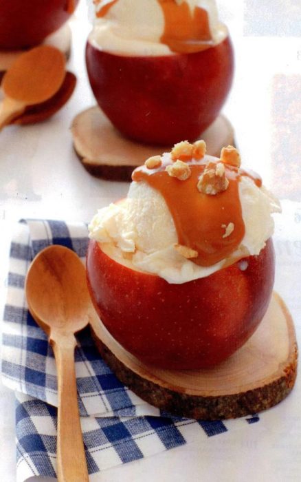 Manzana rellenas de helado y cubiertas de caramelo 