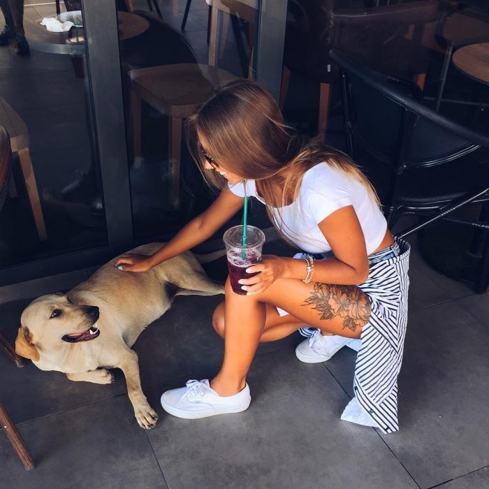 Chica acariciando un perro 