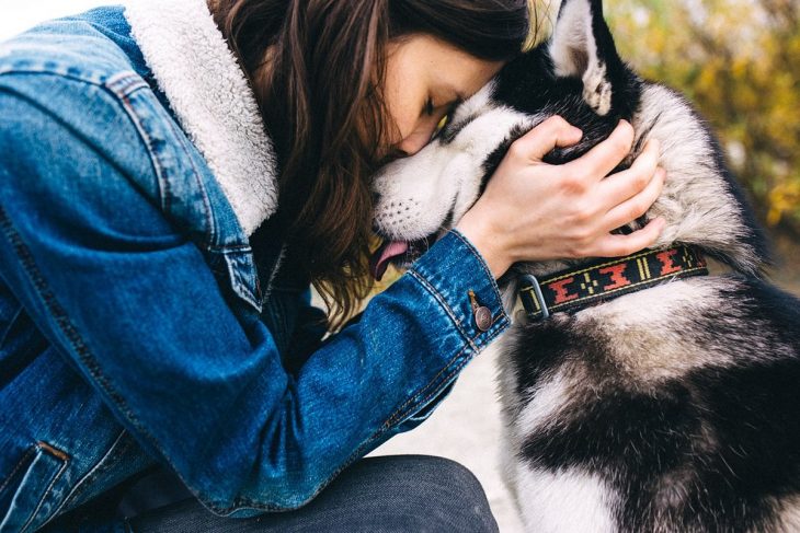 Chica junto a su perro husky 