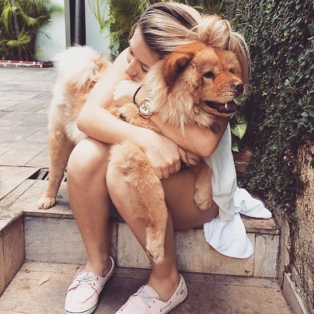 Chica abrazando perro chow chow 