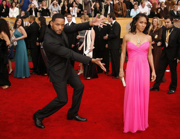 hombre presume a su mujer en alfombra roja 