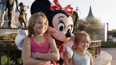 gif niña sorda habla con minnie mouse mediante señas 