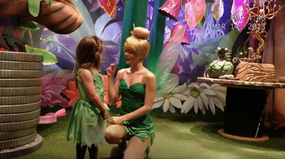 niña platica con campanita con señas thinker gif 