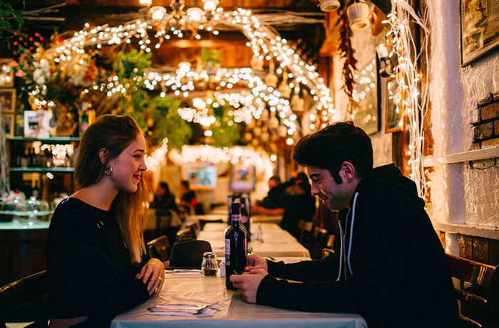 pareja en una cita romantica en un restaurante 