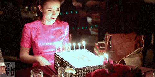 GIF Chic emocionada con su pastel de cumpleaños 