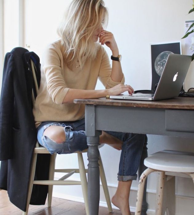 mujer sentada trabajando en lap top imac