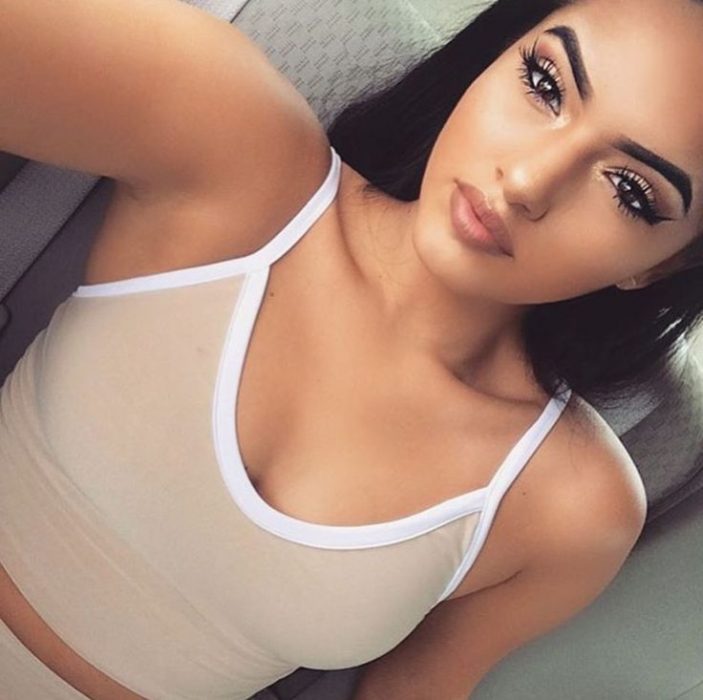 mujer toma selfie maquillaje y labios nude 