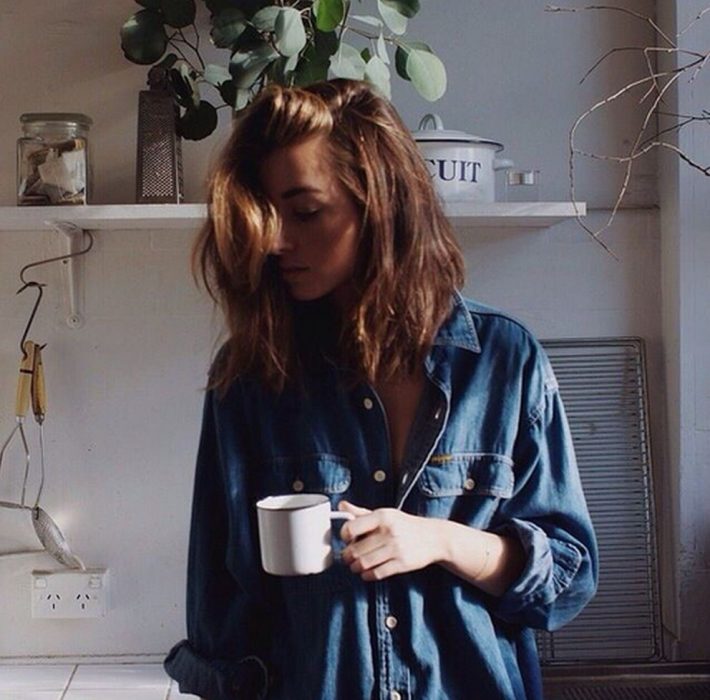 mujer tomando cafe en la mañana 