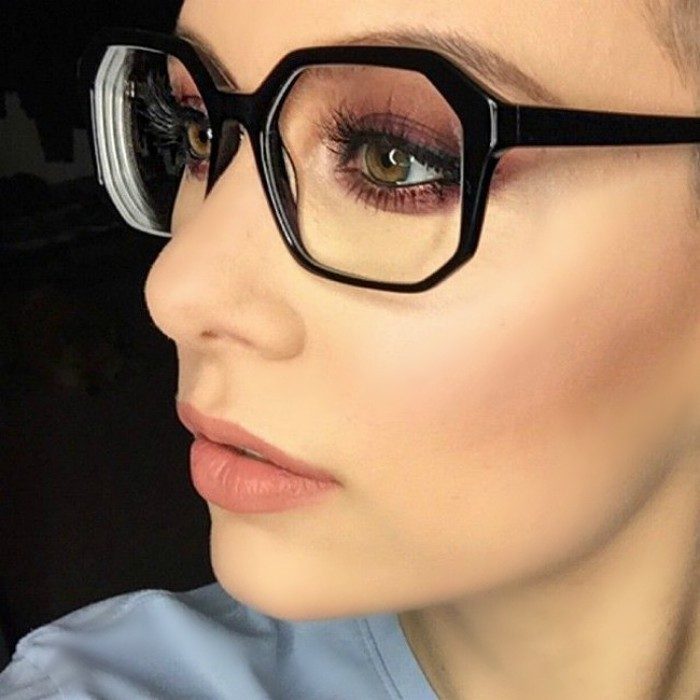 mujer con pestañas grandes y lentes 