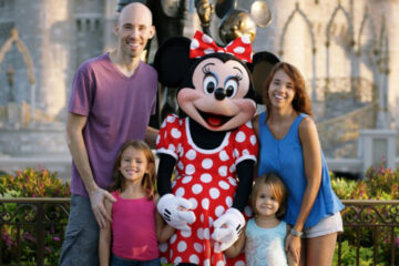 Familia sorda platica con Minnie Mouse