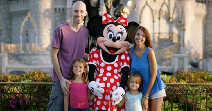 Familia sorda platica con Minnie Mouse