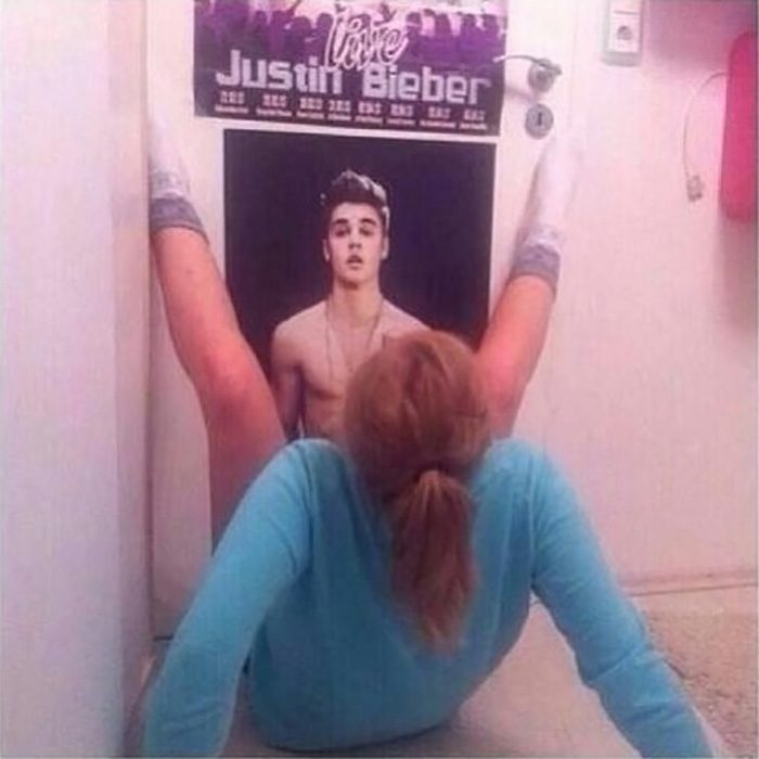 fan loca de justin bieber se toma foto abriendo piernas frente a poster 