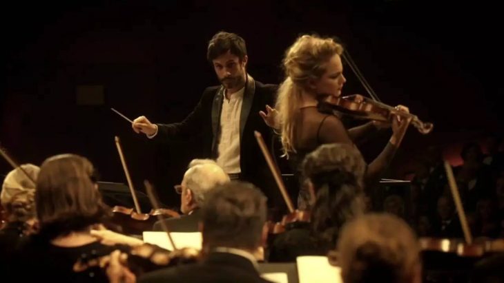 director de orquesta con violinista mozart in the jungle 