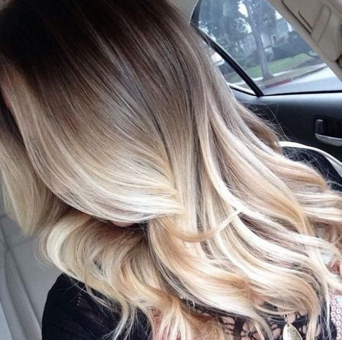 mujer cabello largo mechas californianas ombre 