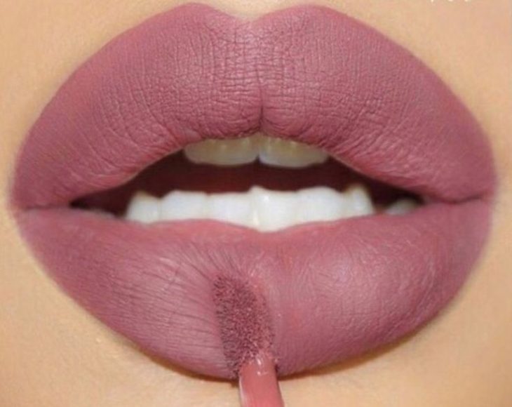 labios voluminosos color rosa palo 