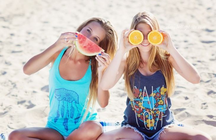 amigas jugando con sandia y naranja 