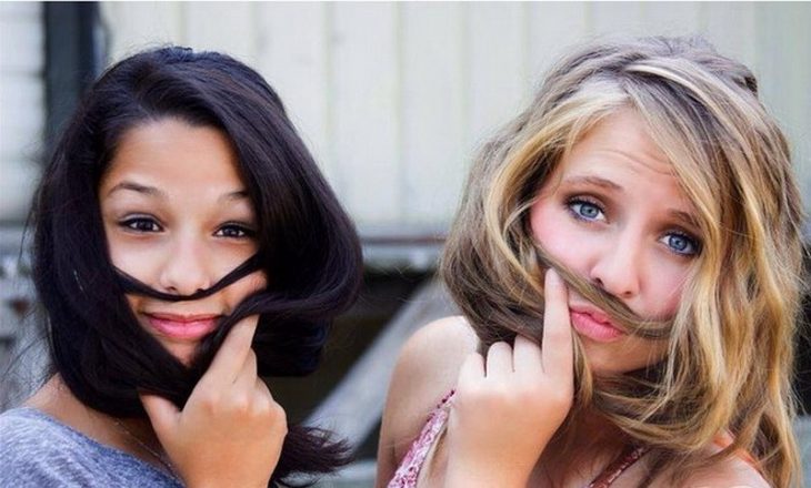 mujeres con cabello en la boca amigas 