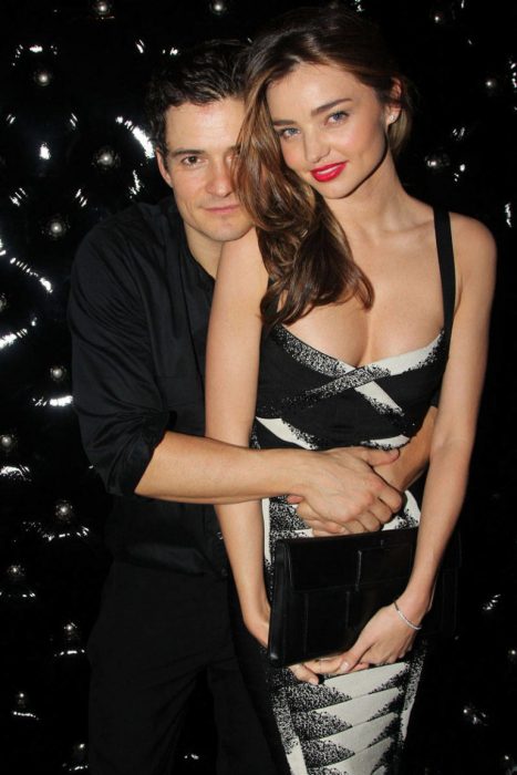 pareja abrazados felices miranda kerr orlando bloom