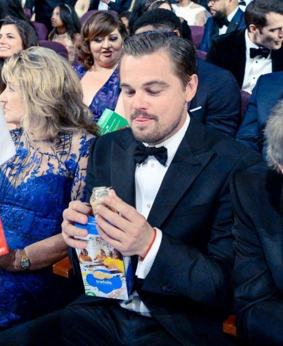 hombre mirando una galleta con mucho amor 