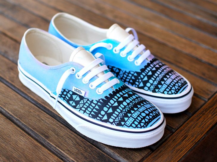 decoracion de tenis azules con sharpie 