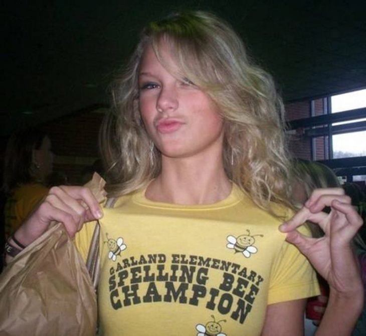 chica rubia con playera amarilla de abejas taylor 