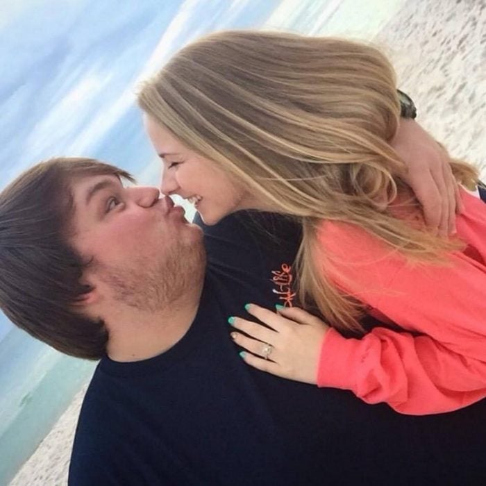 pareja de enamorados en la playa se dan un beso 