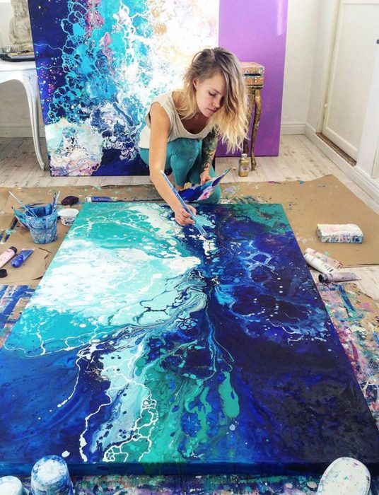 mujer en el suelo pintando obra pintura 