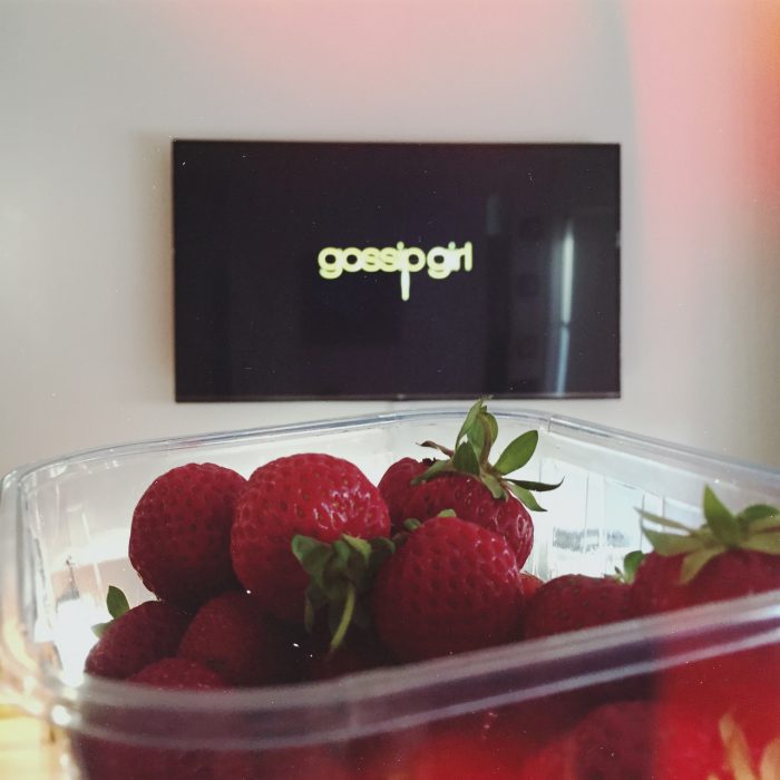 pantalla con gossip girls tupper con fresas