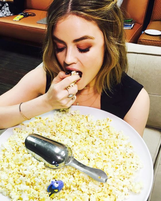 mujer comiendo palomitas 