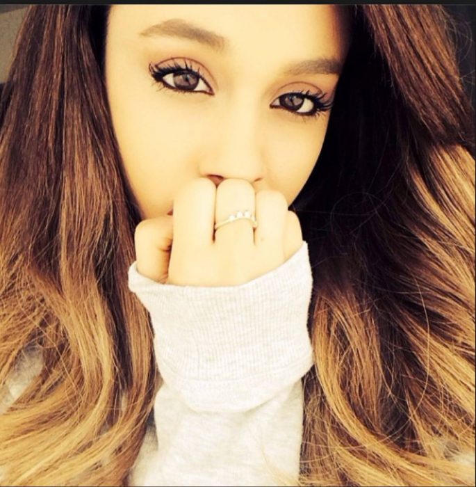 arianna grande selfie con mano en su boca 