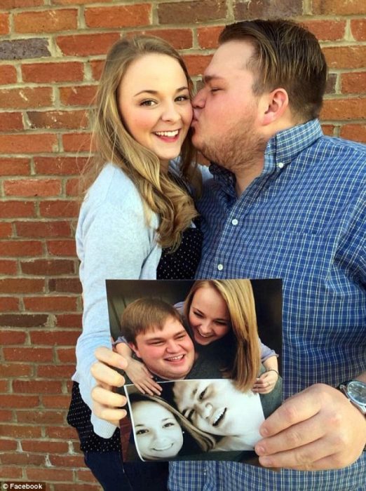 foto de aniversario pareja besándose con fotos en la mano