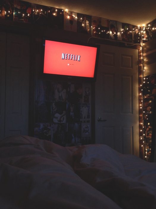 cama oscura con netflix y cama