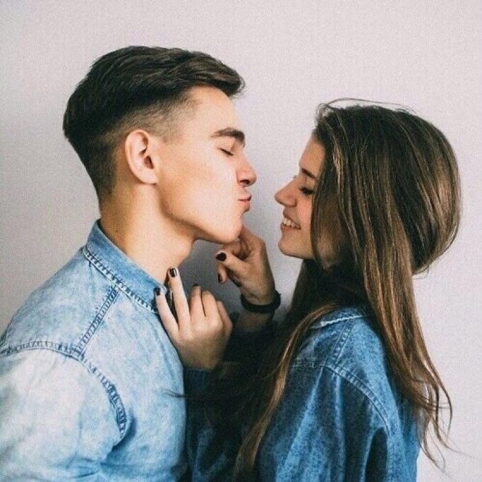 pareja enamorados chica sonrie el la va besar 