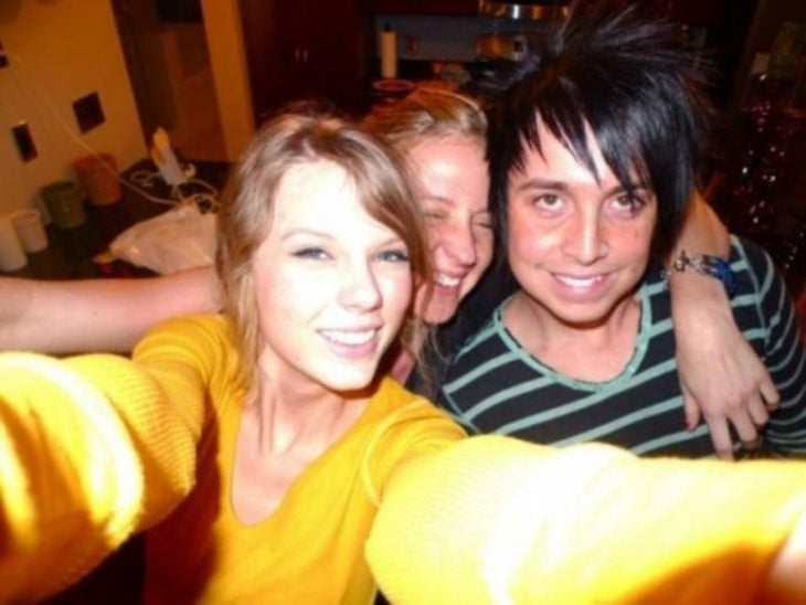 chica rubia toma selfie con amigos 2005