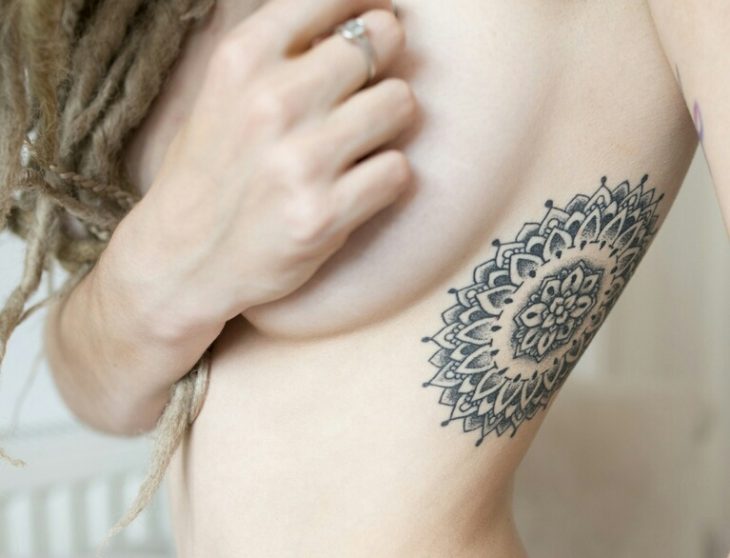 Tattoos En Las Costillas Para Mujeres