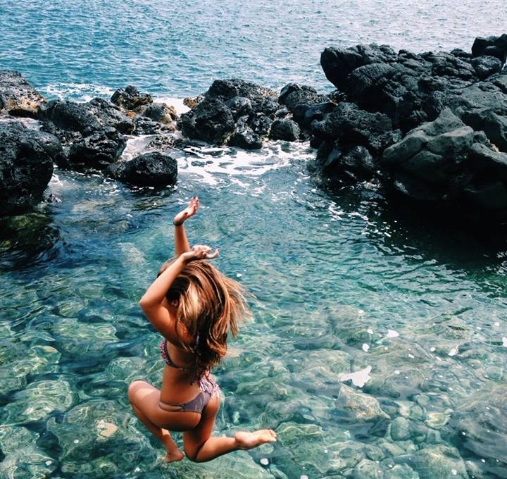 mujer saltando al agua en bikini 