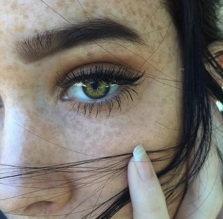 maquillaje de cejas grandes abundantes ojos verdes pecas 