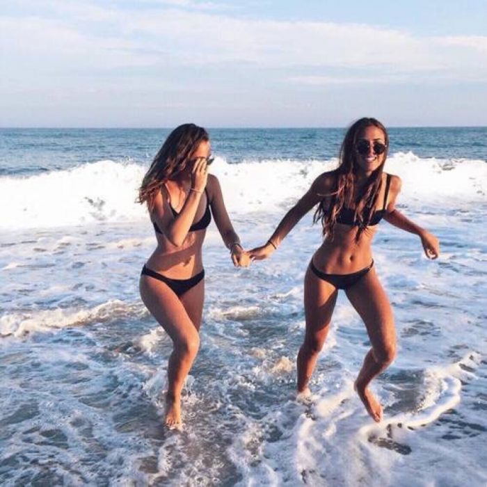 mujeres en la playa felices en bikini