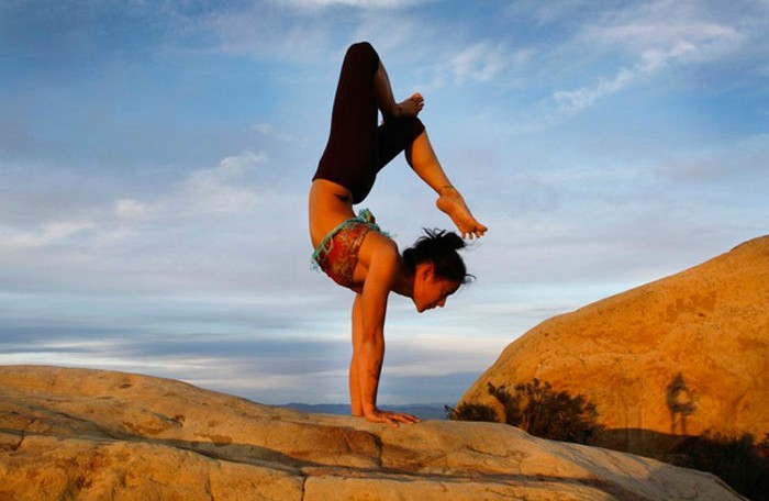 mujer activada haciendo yoga 